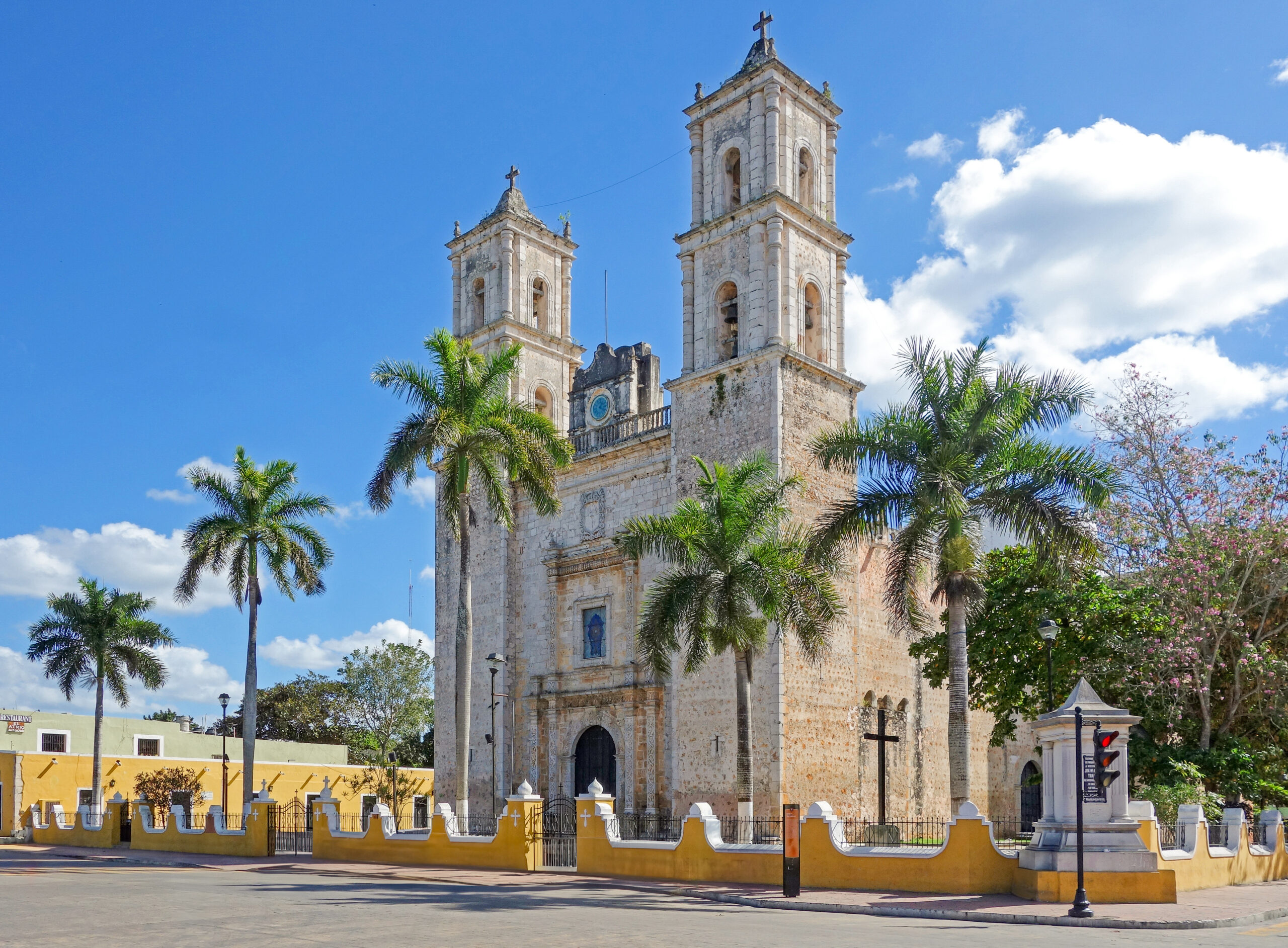 Valladolid, Yucatán, Plaza Principal, arquitectura colonial, pueblo mágico, San Servasio, casas de colores, turismo en Yucatán, Chichen Itzá, cenotes, Península de Yucatán.